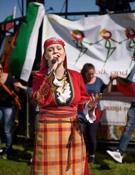 Асеновградчанката, покорила Лондон с гласа си: Чужденец заплака, като чу българска народна песен ВИДЕО