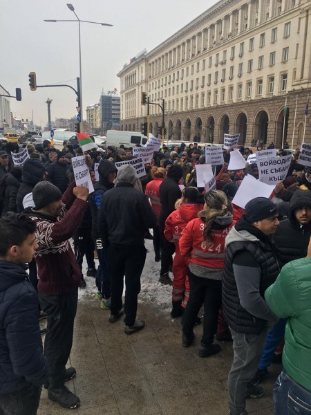 Протестиращите роми вече обсадиха Министерския съвет