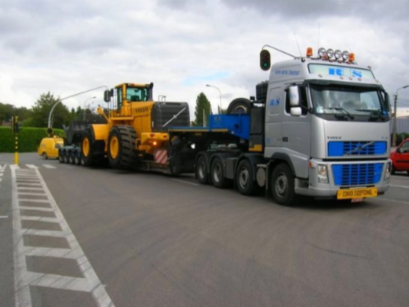 Камиони с извънгабаритен товар тръгват от Пловдив, затрудняват движението