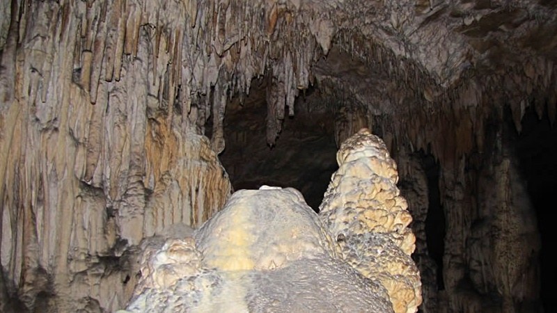 Красиви скални бисери и езерца крие уникална пещера на 50 км от Пловдив СНИМКИ