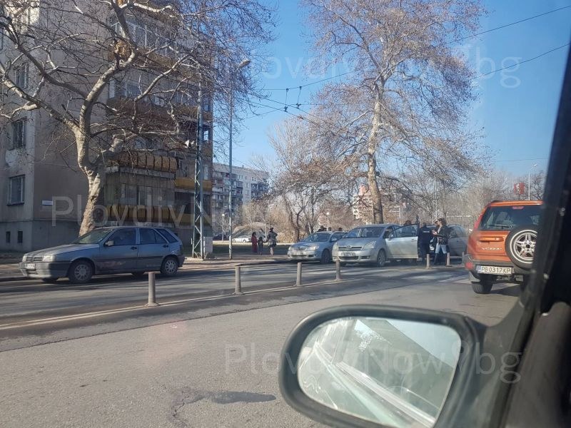 Катастрофа на зебра в Пловдив! Жена пропусна пешеходец, ванът зад нея не спря СНИМКИ