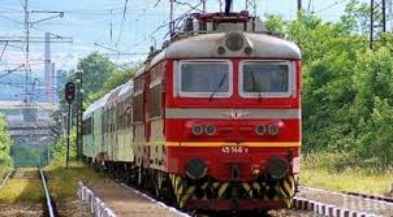 Влак блъсна 60-годишна жена в Карловско