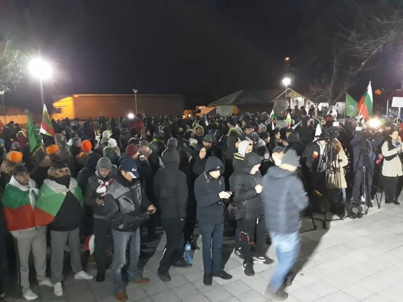 Протестът на войводиновци продължава и тази вечер