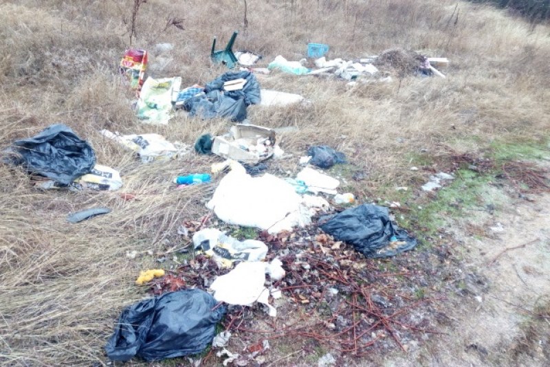 Гражданин призовава който си познае боклуците на сметище в хисарски квартал, да иде да си ги събере