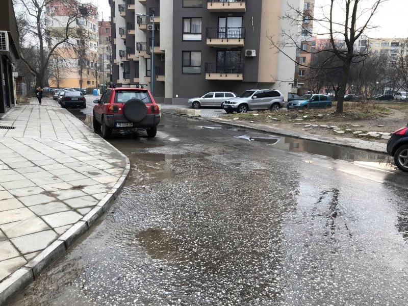 Вода извира изпод асфалта в Тракия