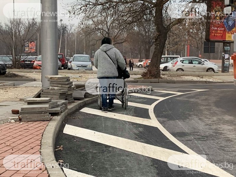 Пловдивска майка бута детето си в инвалидна количка по платното, защото тротоар няма СНИМКИ