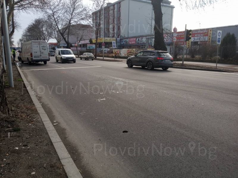 Бус и лек автомобил се сблъскаха на кръстовище в Пловдив СНИМКИ