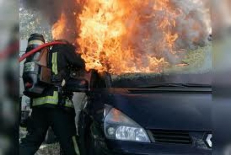 Четири коли са засегнати от пожара в Кършияка