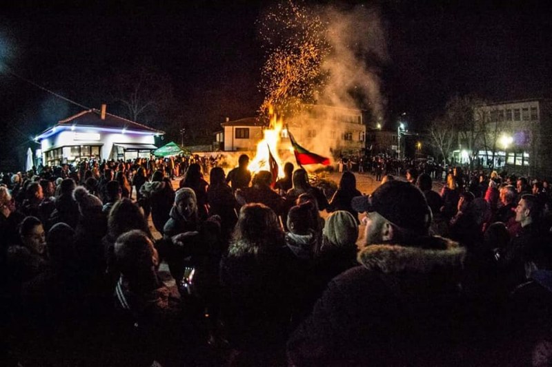 Зрелищни огньове прескачат в село Храбрино  за празника Поклади СНИМКИ