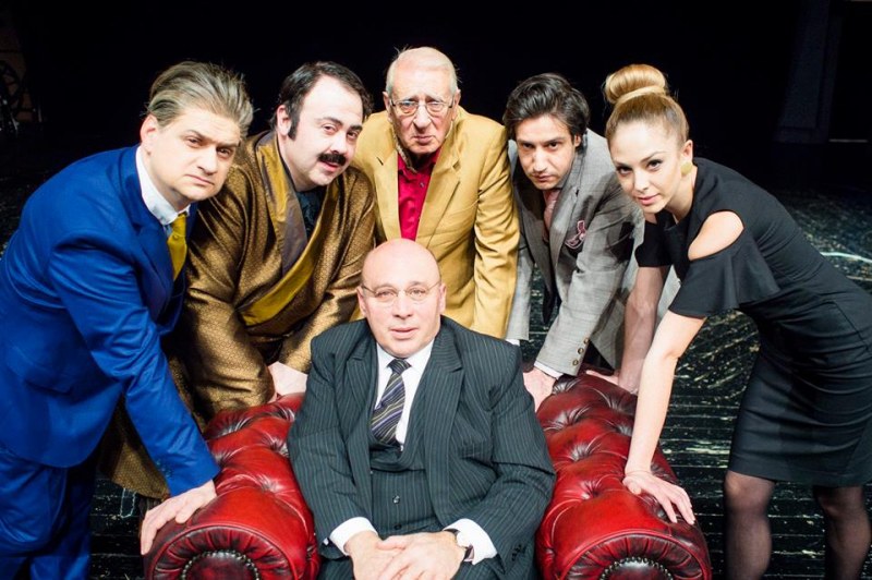 Кръстю Лафазанов и Мариан Бачев разиграват комичен фарс за политика, секс и евро