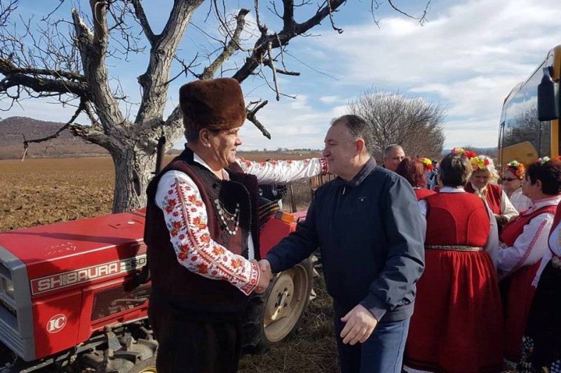 Кметът на Карлово заряза ритуално лозята край Бегунци на Празника на виното