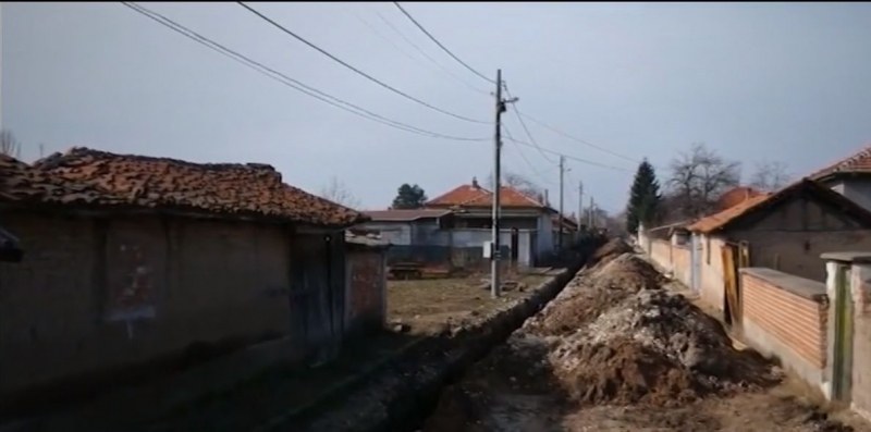 Жена едва не загина, като падна в двуметров изкоп край Раковски ВИДЕО
