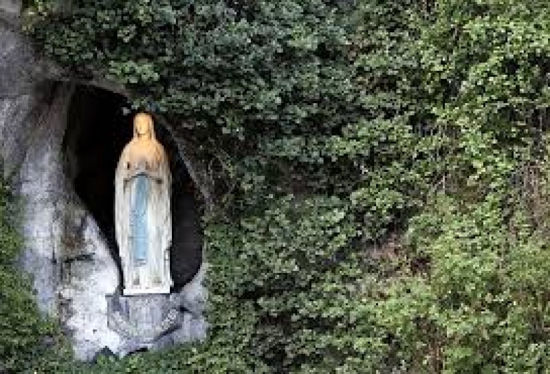 Католическата църква почита Дева Мария от Лурд