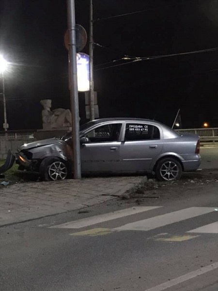 Кола катастрофира до Водната палата в Пловдив СНИМКИ