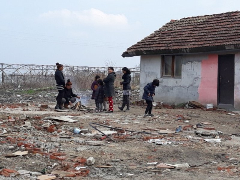 Ромите се завърнаха във Войводиново, селото отново се вдига на протест СНИМКИ