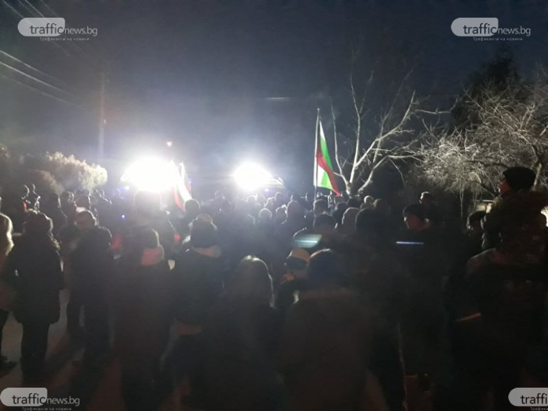 Войводиновци: Няма да допуснем ромите да се върнат в махалата! СНИМКИ