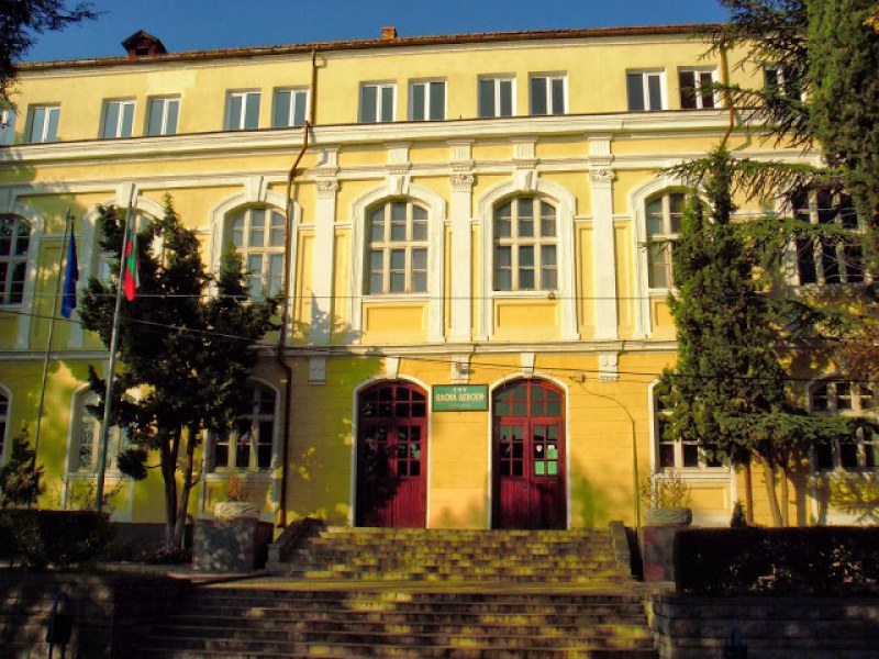 Училище “Васил Левски“ в Карлово почита патрона си