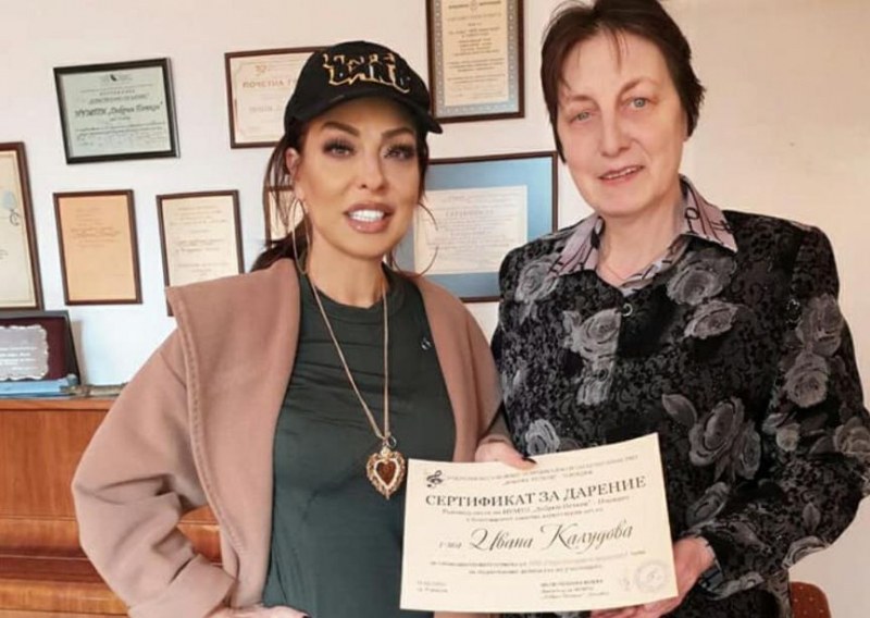 Ивана предаде даренията от юбилейния си концерт на директора на пловдивско училище СНИМКИ
