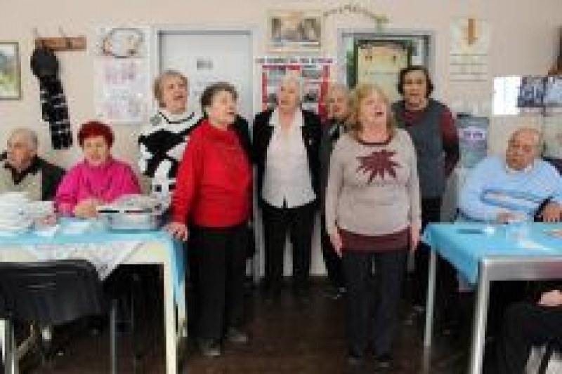 Пловдивски пенсионери с песни и танци се повеселиха за Трифон Зарезан и Свети Валентин