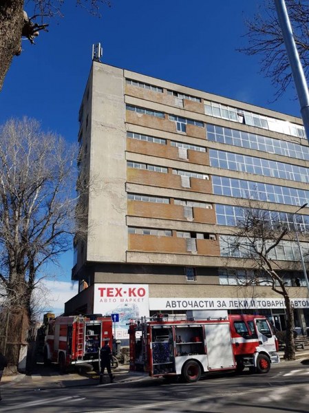 Пожар избухна в завод „Чайка“ в Пловдив, пристигнаха пет пожарни СНИМКИ