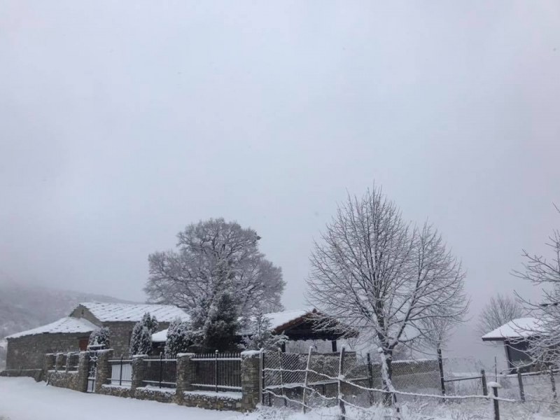 Село Гълъбово притихна под снежна пелена СНИМКИ