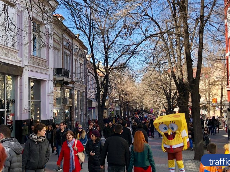 Топлото време напълни с хора центъра на Пловдив! Пролетното време продължава и утре СНИМКИ