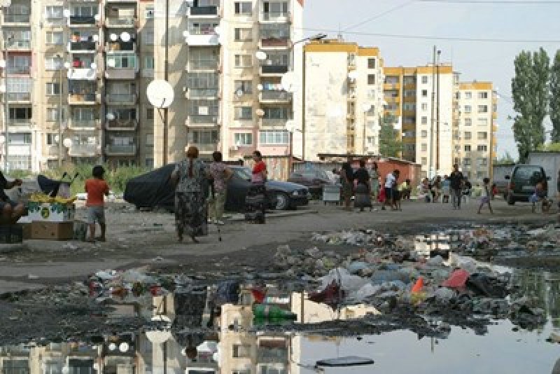 Опрощават на роми от Столипиново и Шекера неплатените наеми на общинските жилища, съгласни ли сте?