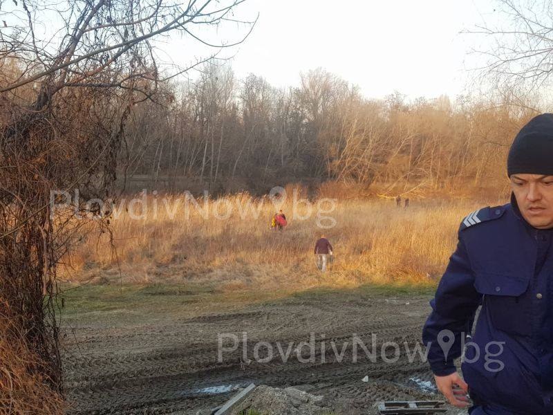 Водолази изкараха трупа от река Марица в Пловдив, пристигна и Съдебна медицина СНИМКИ