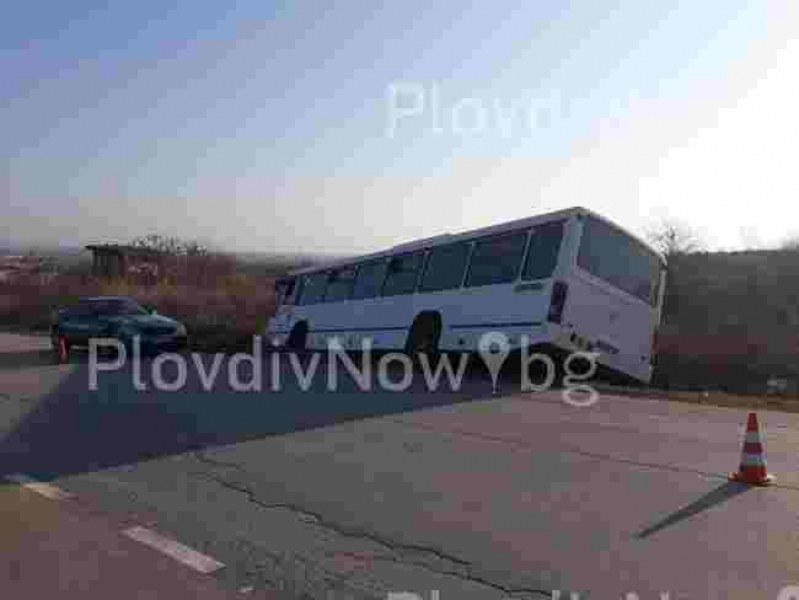 Автобус се преобърна по пътя за Марково, по чудо няма пострадали