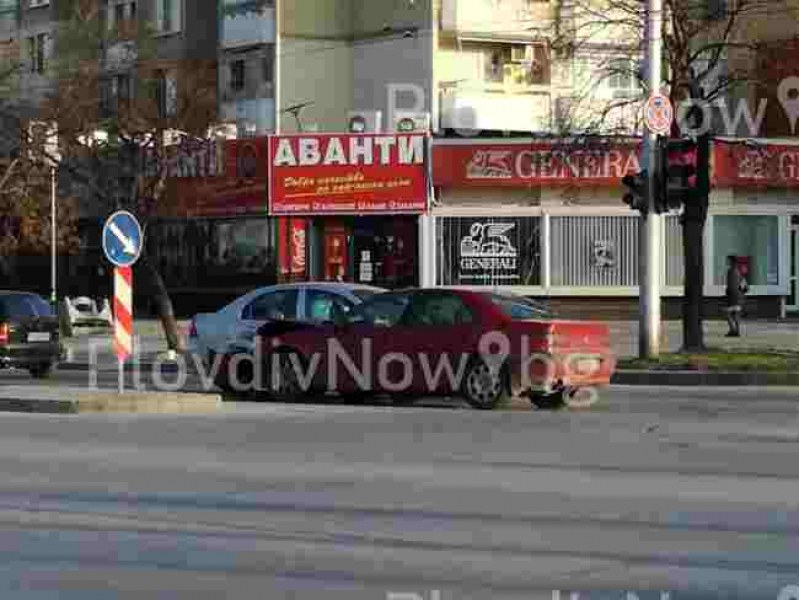 Катастрофа до Полиграфията в Пловдив, колите са смачкани СНИМКИ