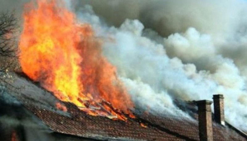 Пламна покрив на къща в хисарско село