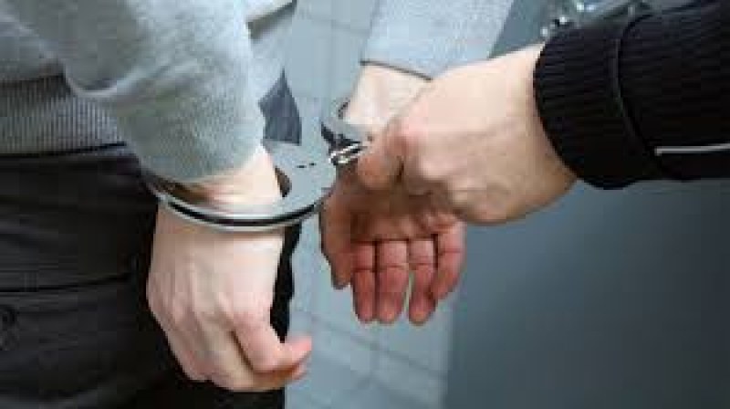 Арестуваха 18-годишен в Тракия, докато се чуди какво да открадне от кола