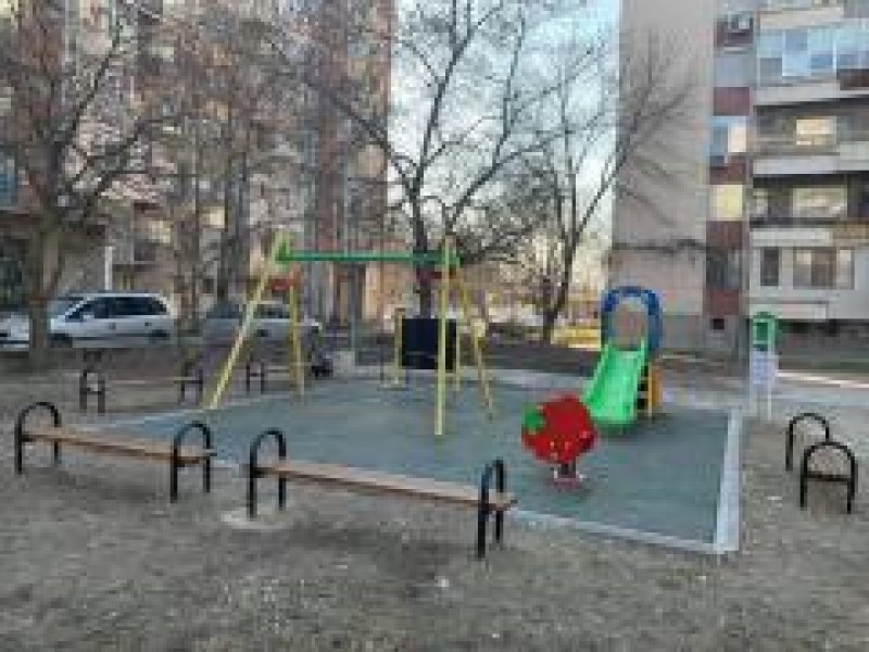 Детска площадка в “Западен“ изцяло обновена