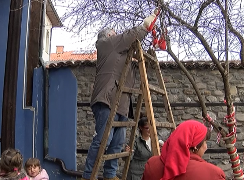 Мартенското дръвче цъфна под детските ръчички в Асеновград