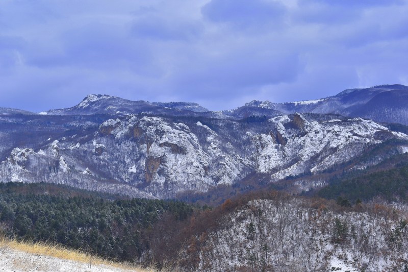 Идилия край Перущица: Величествените Родопи потънаха в бяло безвремие СНИМКИ