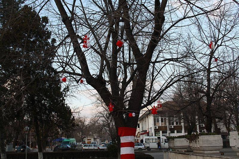 Баба Марта пристигна в Белозем, дърветата в бяла и червена премяна