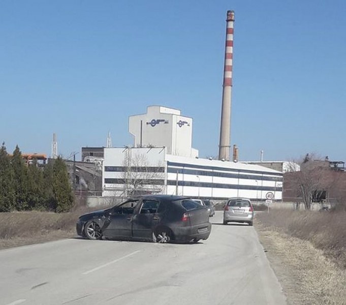 Кола се обърна по таван край Куклен, шофьорът невредим