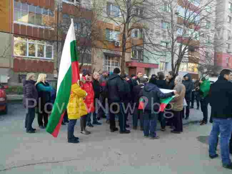 Парадокс? Заграденият паркинг до МБАЛ “Св. Пантелеймон“ - хем на болницата, хем на общината ВИДЕО