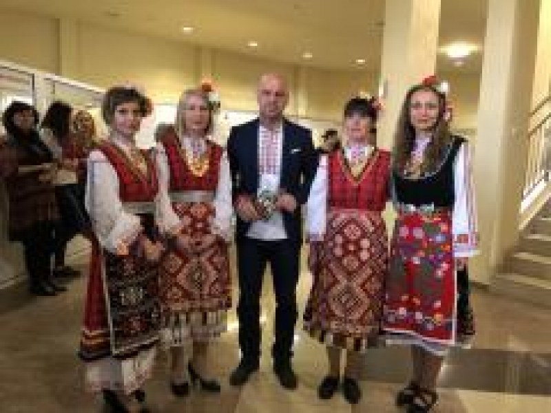 Мартенички подредиха в кметството в Тракия, служителите посрещат гражданите с носии
