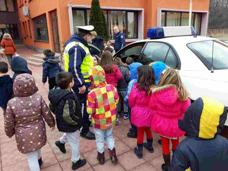 Полицаи в пълно снаряжение впечатляват малчуганите в пловдивска детска градина