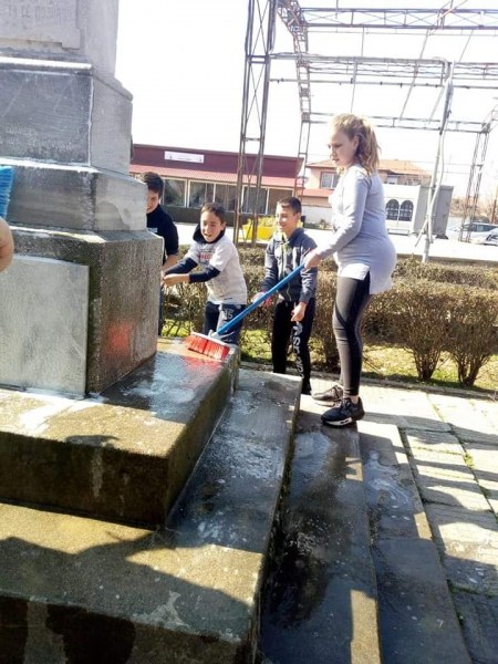 Децата на Белозем почистиха паметника за Националния празник 3 март СНИМКИ