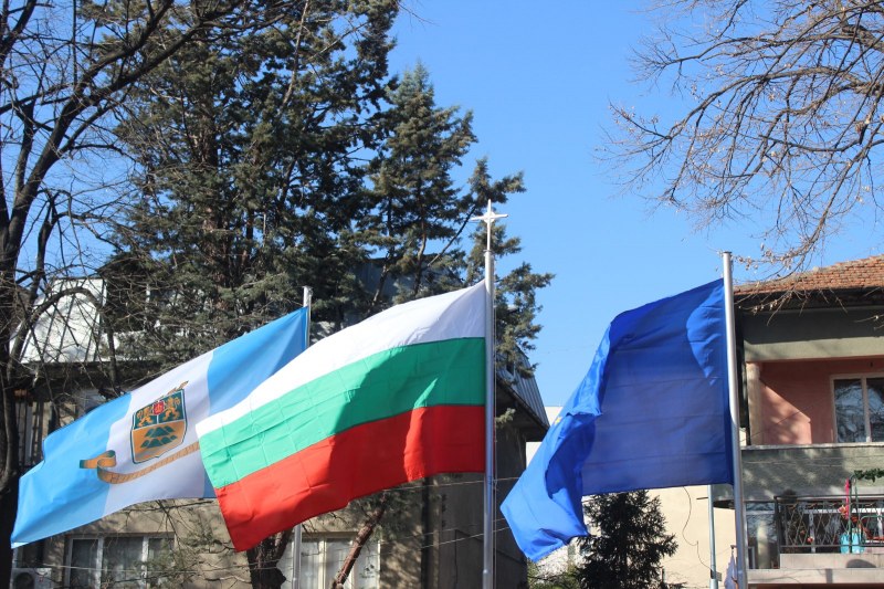 Нови пилони със знамена се веят пред пловдивска детска градина, благодарение на дарител СНИМКИ