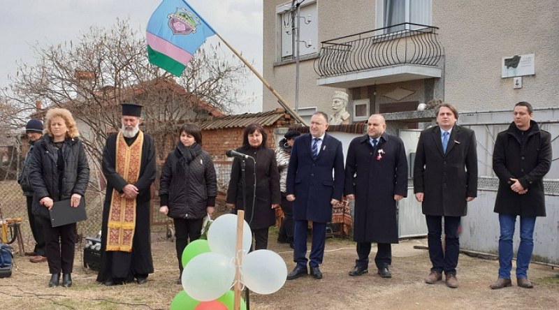 В Карлово и още 4 селища честваха 3 март с възстановка, хора, почетен караул и полагане на венци
