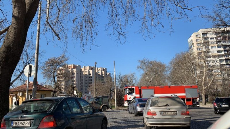 Пловдивски абсурд: Пожарна със сирени чака на бариера да мине влак ВИДЕО