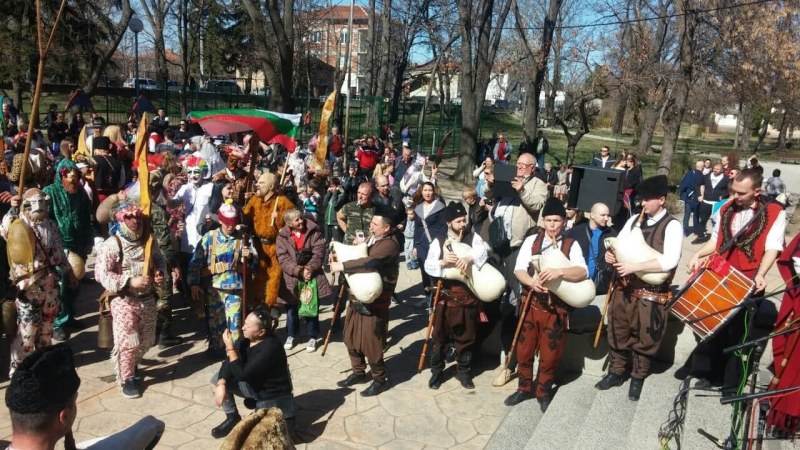 Кукери и ансамбъл “Тракия“ прогониха “злите сили“ в Коматево на Сирни заговезни