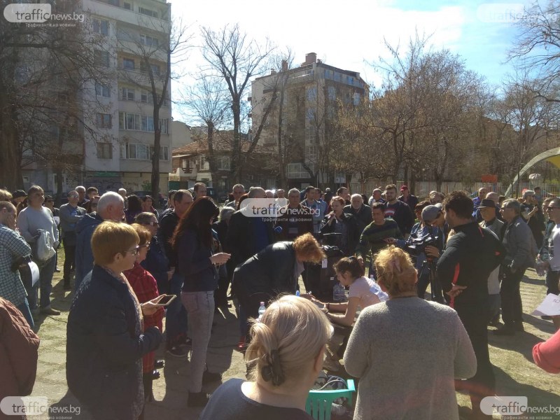Над 200 протестиращи се събраха в парка зад хотел “Санкт Петербург“, искат отговори от кмета Ралев СНИМКИ