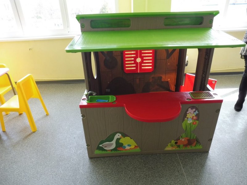 Поставиха играчки за децата пред кабинетите в поликлиниката в Стамболийски