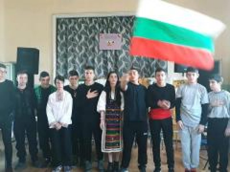 Урок по родолюбие: Пловдивски ученици поставят пиесата “Хъшове“