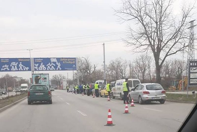 Мегаакция на полицията на Карловско шосе, спират коли наред