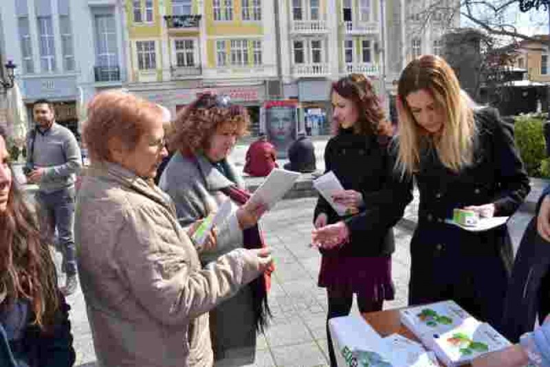 Пловдивчани получиха днес интересни подаръци - енергоспестяващи крушки